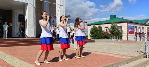 Вчера 45 педагогов Камского Устья были отмечены различными наградами