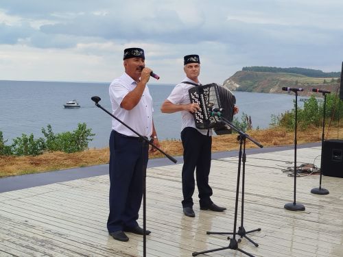 Песне над Волгой и дождь не помеха