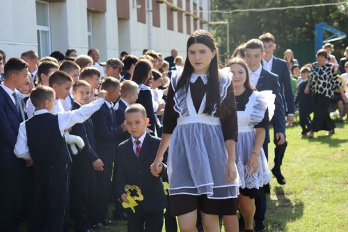 В Камско-Устьинской татарской школе нарядных первоклассников проводили на первый урок