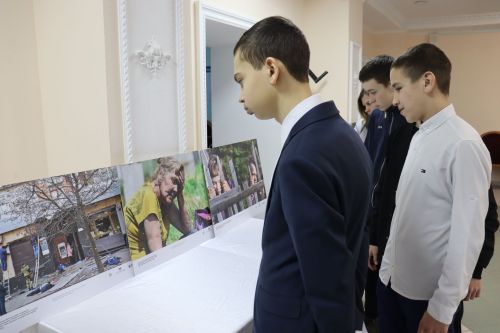 В Камском Устье открылась фотовыставка «Хроники террора украинского неонацистского режима»