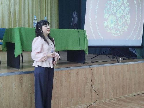 На сходах жителей сел и деревень встречают песней