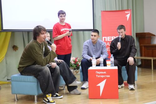 Стендап-комики провели «Классную встречу» для старшеклассников Камского Устья