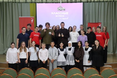 Стендап-комики провели «Классную встречу» для старшеклассников Камского Устья