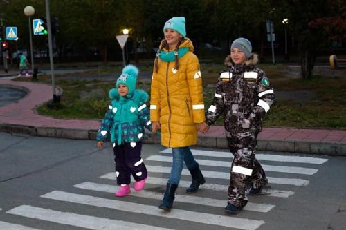 Пешеходам рекомендуется использовать одежду со световозвращающими элементами