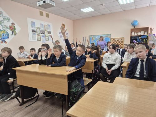 Затонские школьники встретились с защитником Отечества