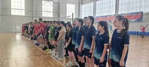 Волейбольный турнир памяти учителя проходит в Камском Устье