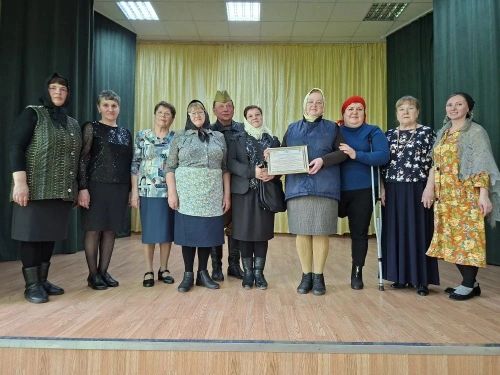 Русские женщины на сцене Красновидовского ДК