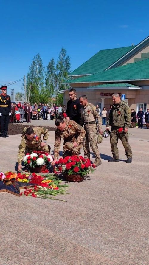 Митинг в Камском Устье: украшенная площадь и обилие цветов