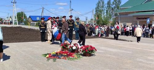 Митинг в Камском Устье: украшенная площадь и обилие цветов