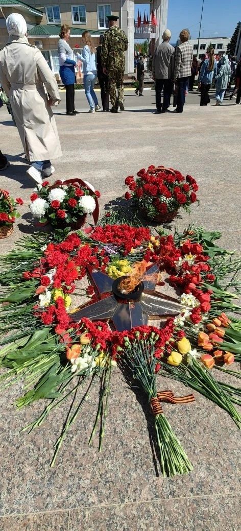 Митинг в Камском Устье: украшенная площадь и обилие цветов