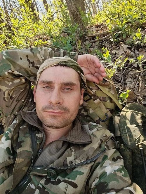 Батыр с русским именем Иван пишет Диктант Победы
