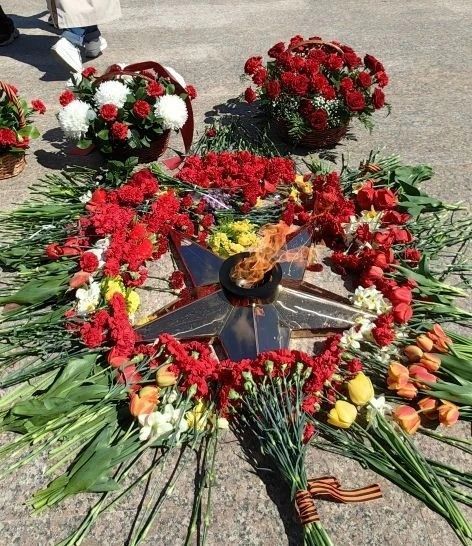Митинг в Камском Устье: украшенная площадь и обилие цветов