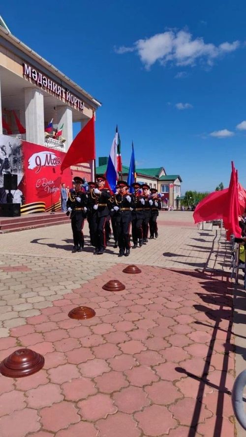 Митинг в Камском Устье: украшенная площадь и обилие цветов