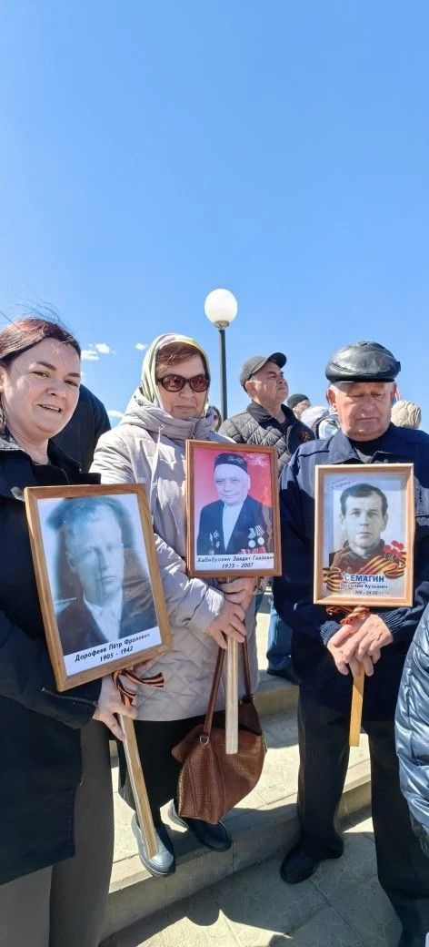 Митинг в Камском Устье: украшенная площадь и обилие цветов