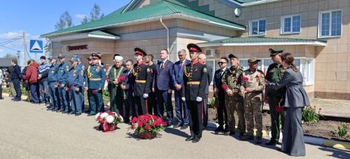 Митинг в Камском Устье: украшенная площадь и обилие цветов