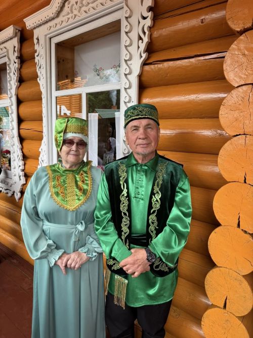 Минниханов поздравил семью Гарифуллиных с 50-летием совместной жизни