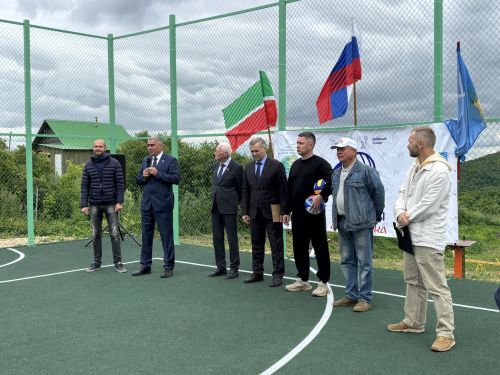 В селе Антоновка торжественно открыли многофункциональную спортивную площадку