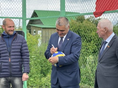 В селе Антоновка торжественно открыли многофункциональную спортивную площадку