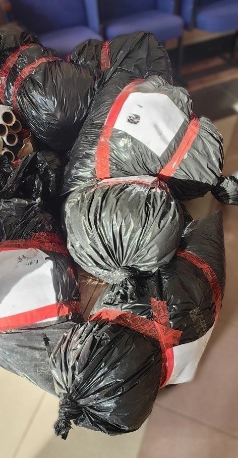 Плюс 200 банок тушенки к собранному гуманитарному грузу