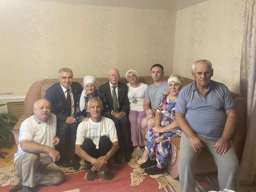 Руководство района навестило юбиляршу из деревни Салтыганово