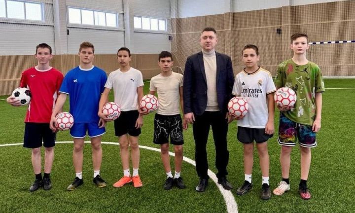 Спортсмены Камского Устья получили новые мячи