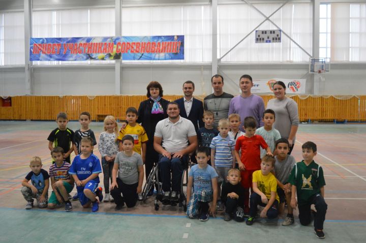 Состоялось вручение новой спортивной инвалидной коляски Динару Мифтахову