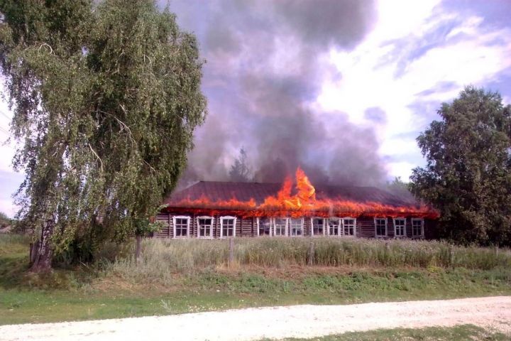 Прямо сейчас в Балтачево горит старое здание школы