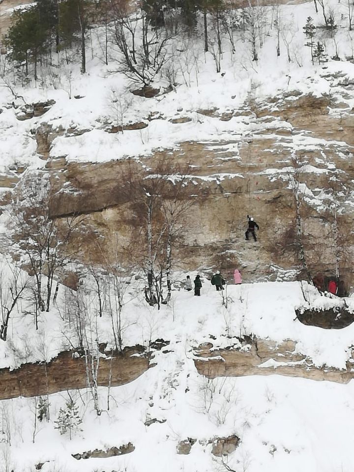 Сегодня в районе Юрьевской пещеры стартовали соревнования ледолазов