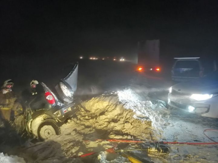 Водитель и пассажир легковушки погибли, вылетев под фуру в метель на трассе в Татарстане