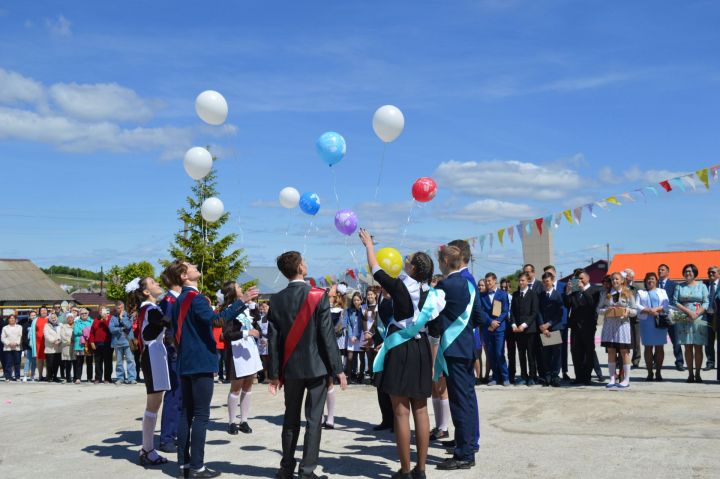 Звенит звонок последний в школах Камско-Устьинского района