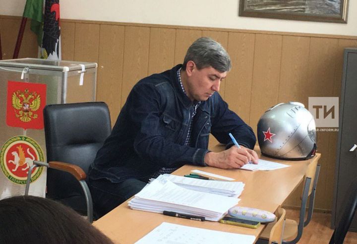 Роман Шайхутдинов приехал на счетный участок в Казани на мотобайке
