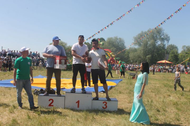 Награждение победителей спортивных состязаний на Сабантуе