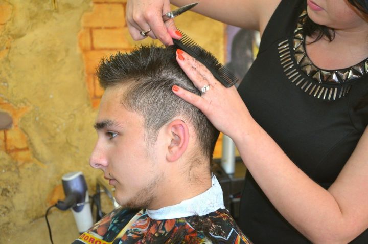 10 тысяч рублей штрафа придётся заплатить парикмахеру из Камского Устья, которая стригла клиента без маски