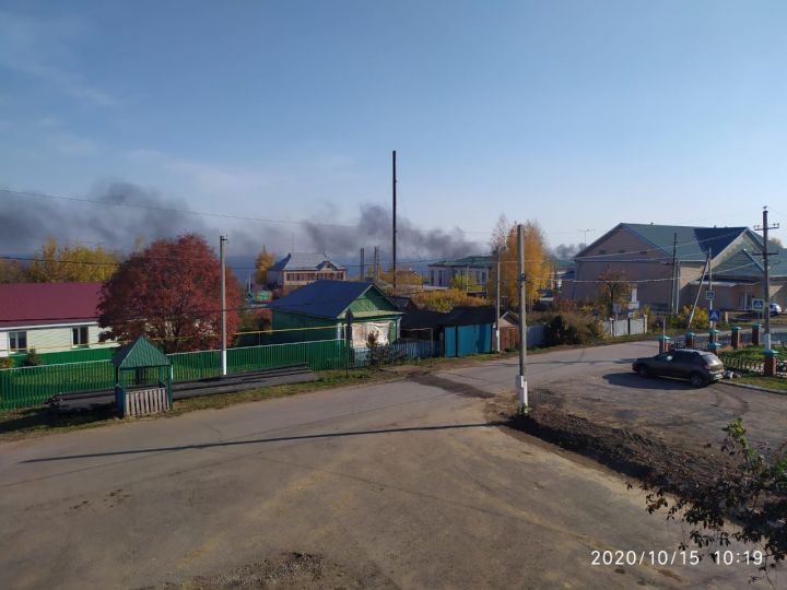 5 машин выехали на тушение пожара в Камском Устье