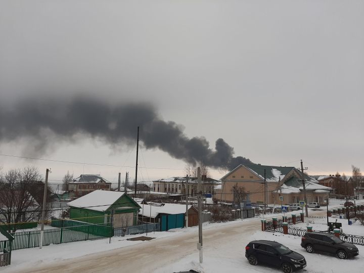 Появились подробности пожара на территории нефтебазы в Камском Устье