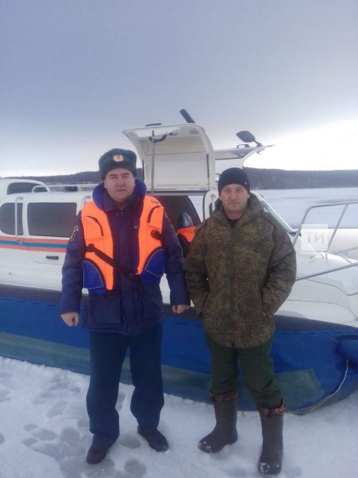 Инспекторы Камско-Устьинского отделения ГИМС оштрафовали рыбака, который выехал на лед на авто с товарищами