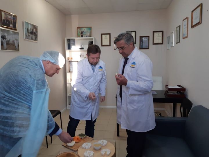 Василь Шайхразиев посетил сырный завод Камамбер в Камском Устье