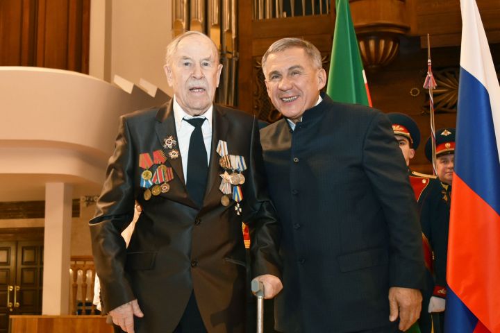Рустам Минниханов вручил Юбилейную медаль 75-летия Победы участнику ВОВ из Куйбышевского Затона