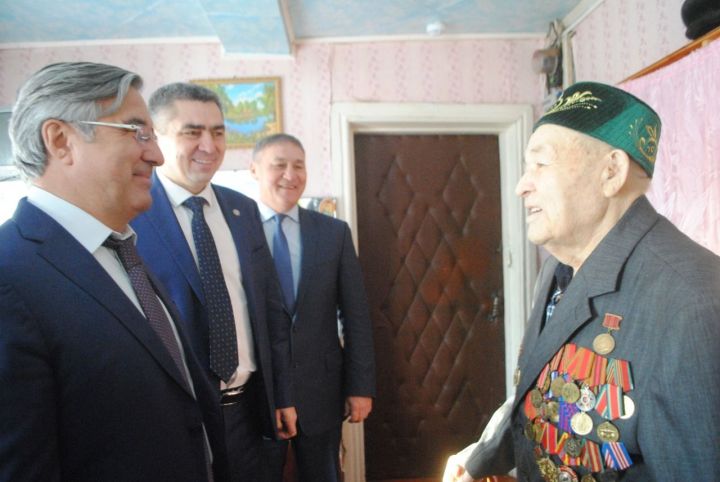 Заместитель Премьер-министра РТ вручил медаль 75-летия Победы ветерану ВОВ из Камского Устья