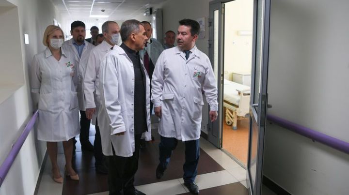 Минниханов посещает больницы с целью проверки количества койко-мест