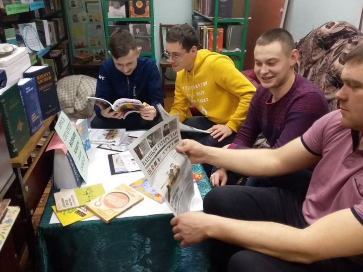 Книгу и газету вместо сигареты выбирают юноши Малых Салтыков