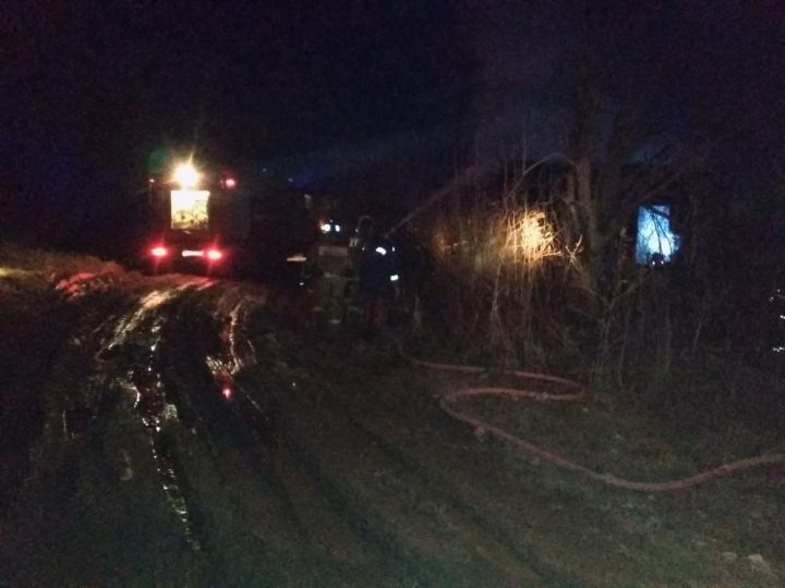 Ночной пожар уничтожил дом в деревне Камско-Устьинского района