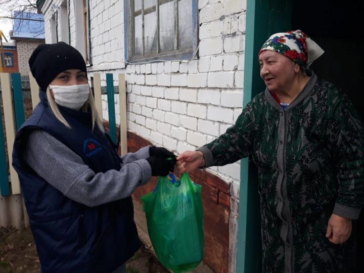 В Камском Устье волонтеры продолжают помогать одиноким и одиноко проживающим пожилым гражданам