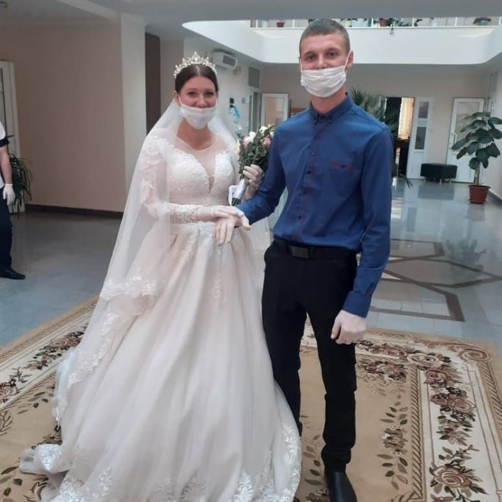 В Камском Устье состоялась первая регистрация брака в масках и перчатках