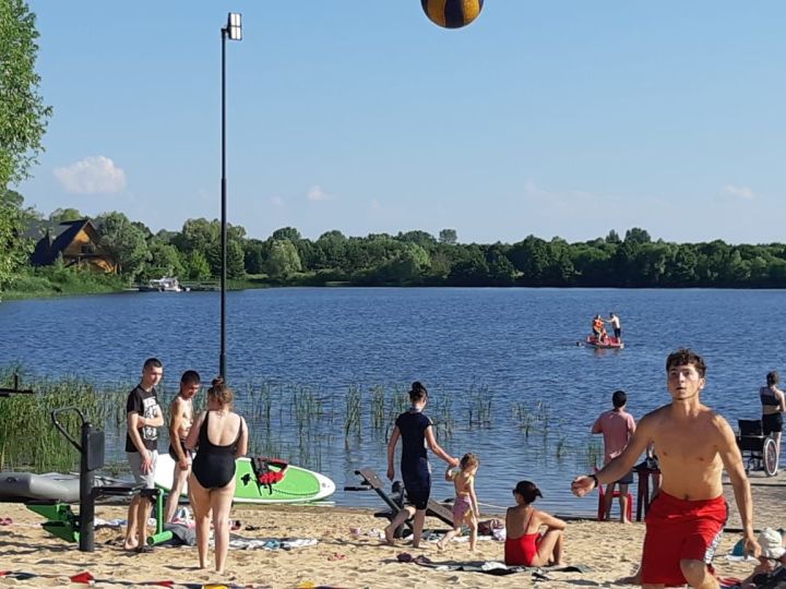 За один день пляж "Лето" в Камском Устье посетило около 1000 человек
