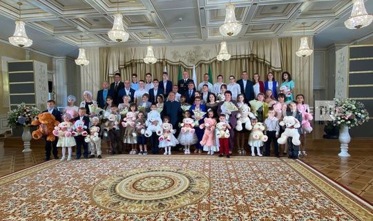 В День семьи, любви и верности многодетные семьи получили награды из рук Рустама Минниханова