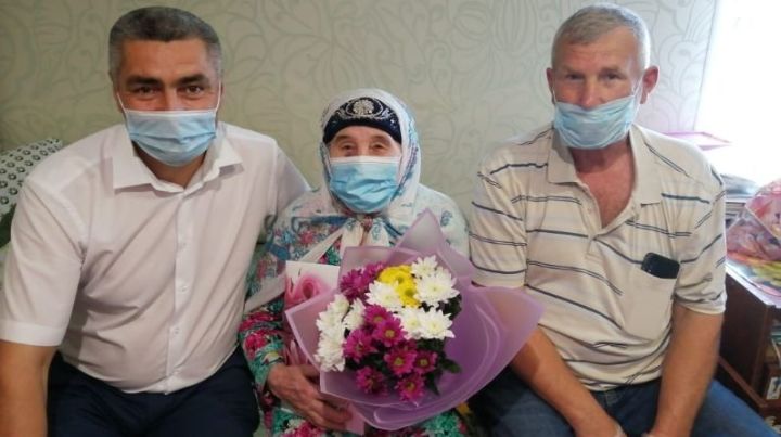 Долгожительница из Камского Устья принимает поздравления с солидным юбилеем