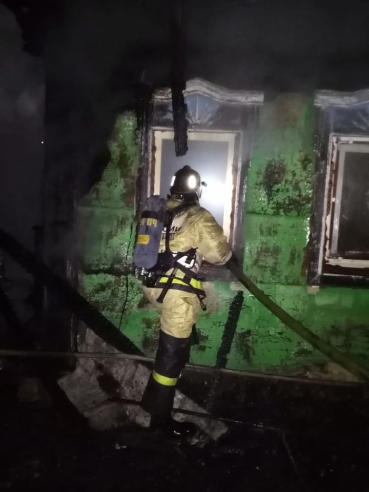 Жители Сюкеево остались без дома и автомобиля после пожара