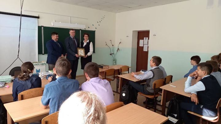 Микрофоны от спонсора получили ученики Сюкеевской школы