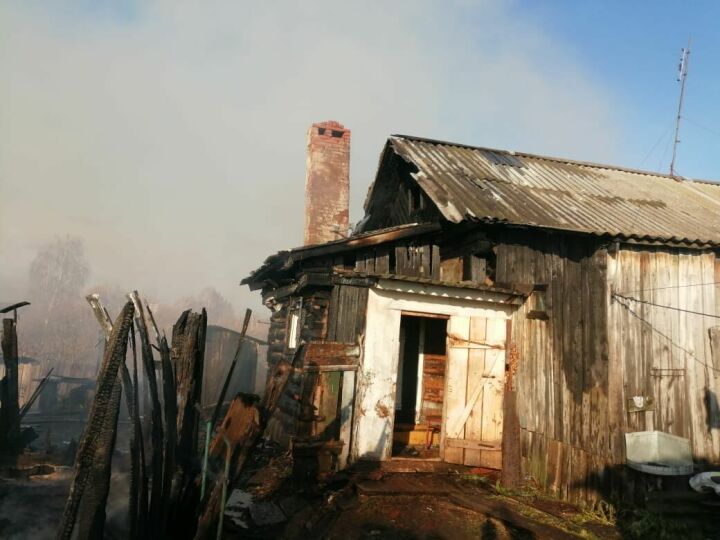 Пожар в Больших Клярях оставил хозяев без части построек